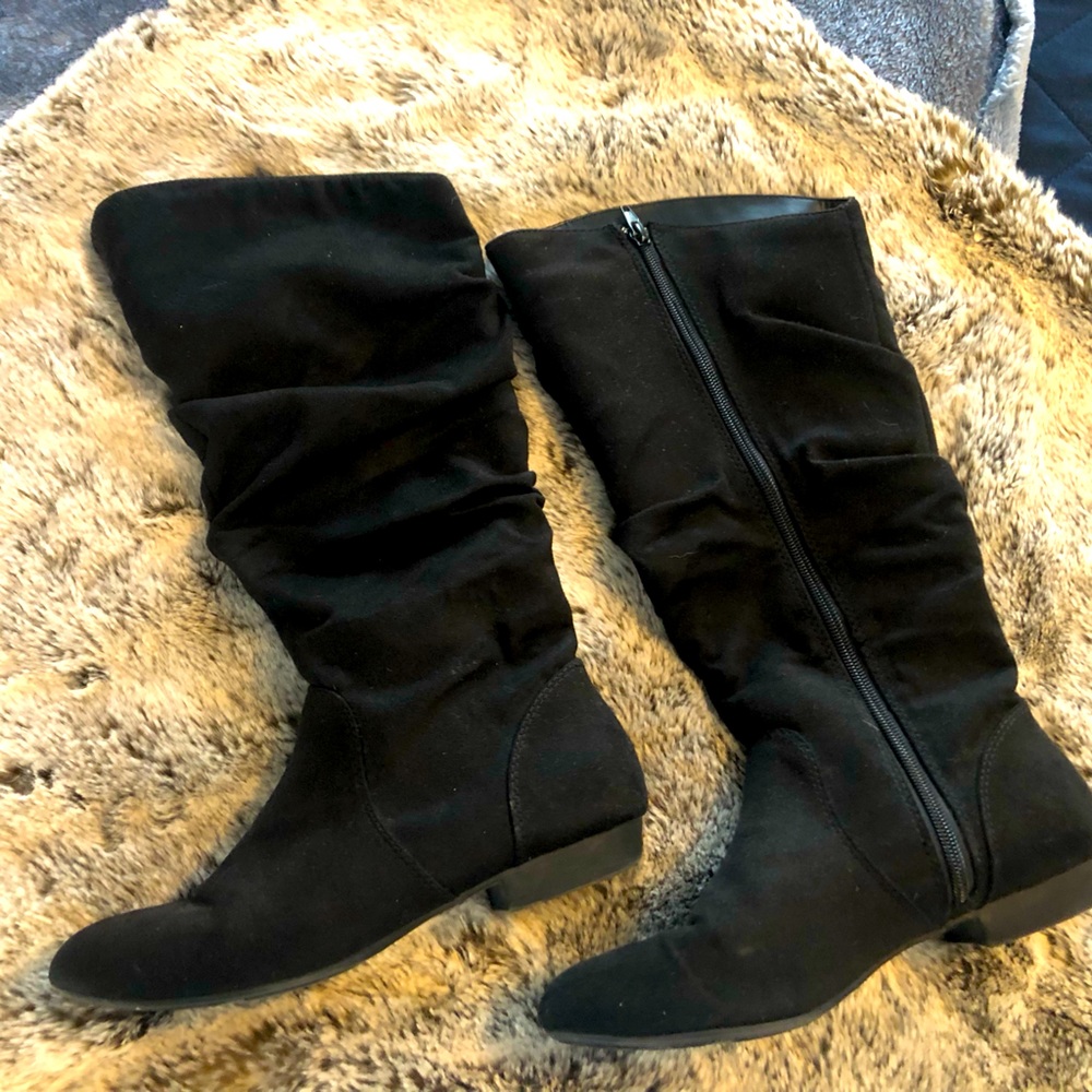 Size 9 black suede boots